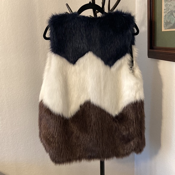 Roly Poly Fur Vest Size M - Picture 9 of 12
